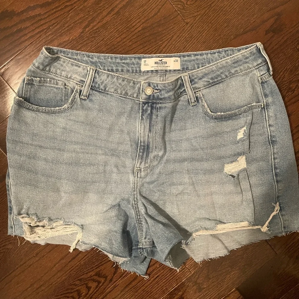 Hollister Curvy High Rise Mom denim shorts - Picture 2 of 5